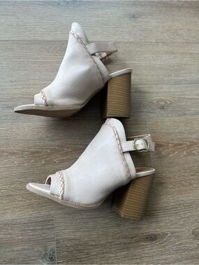 Women's Qupid Open-Toe Block Heel Sandals - Gray size 7.5 NWOB
